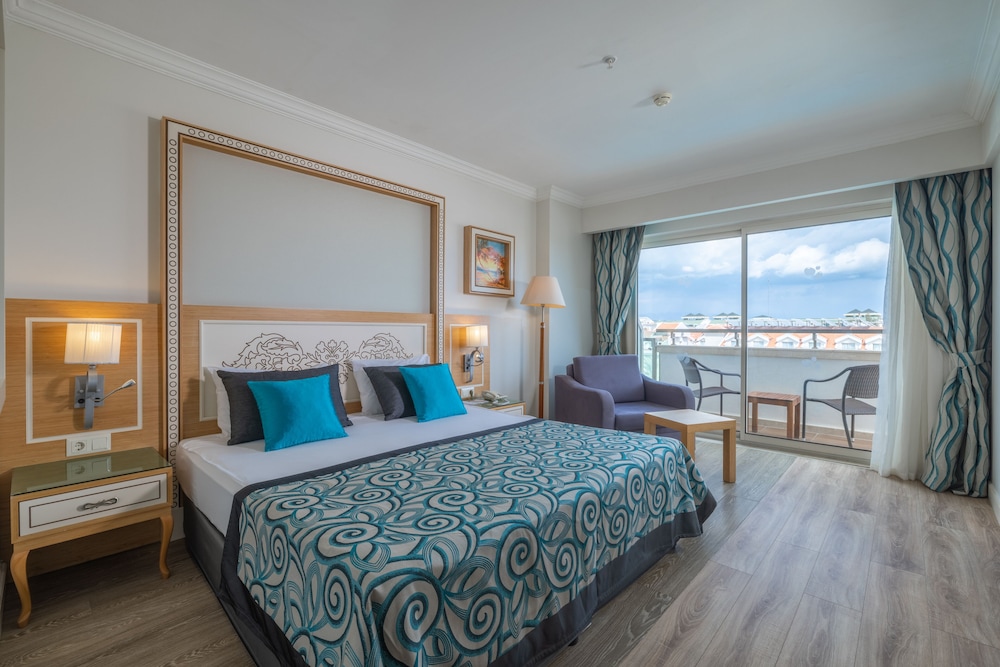 Junior Suite, Queen Bed, Partial Sea View, Sofa