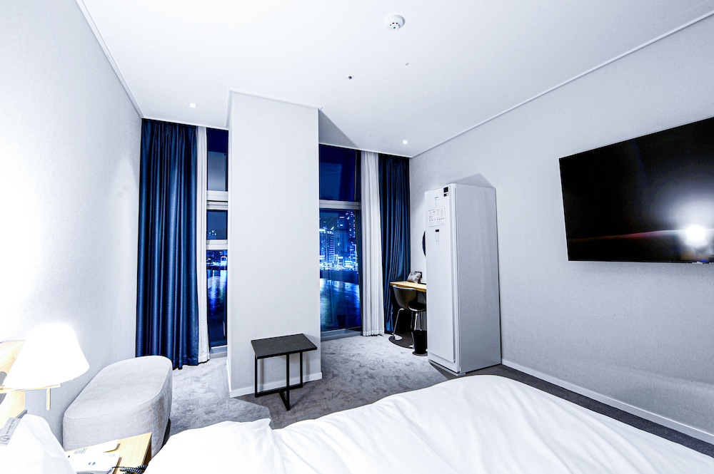 Ocean, Deluxe, Double Bed, The Point Hotel 4/9