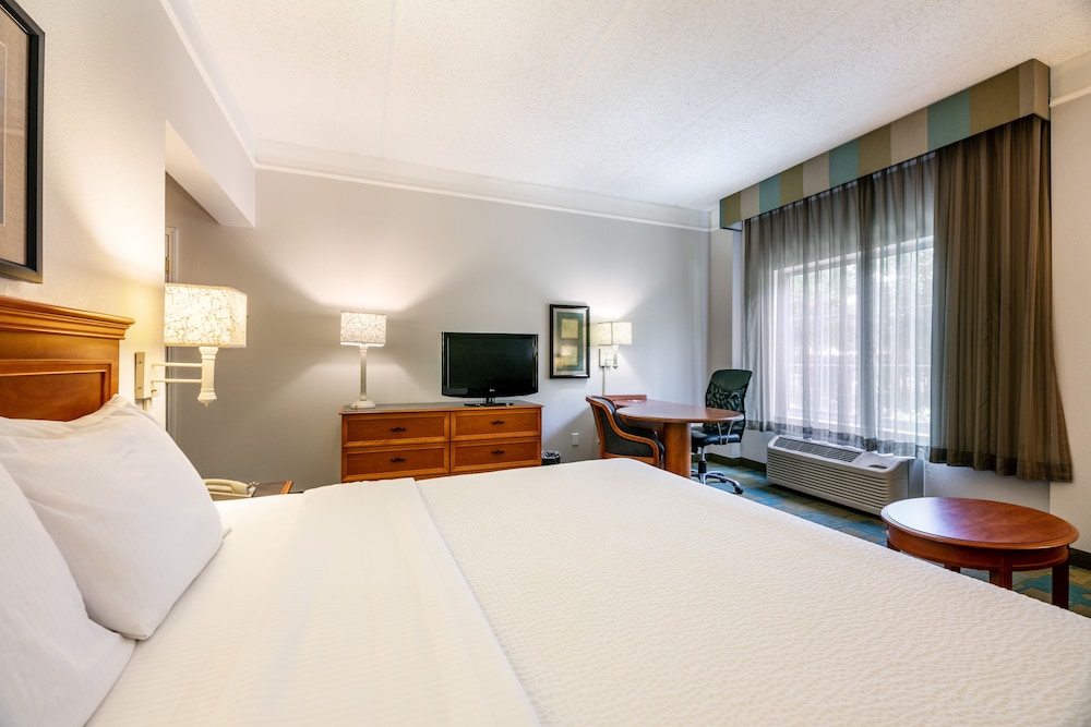 La Quinta Inn & Suites by Wyndham Houston Bush IAH South 17/46