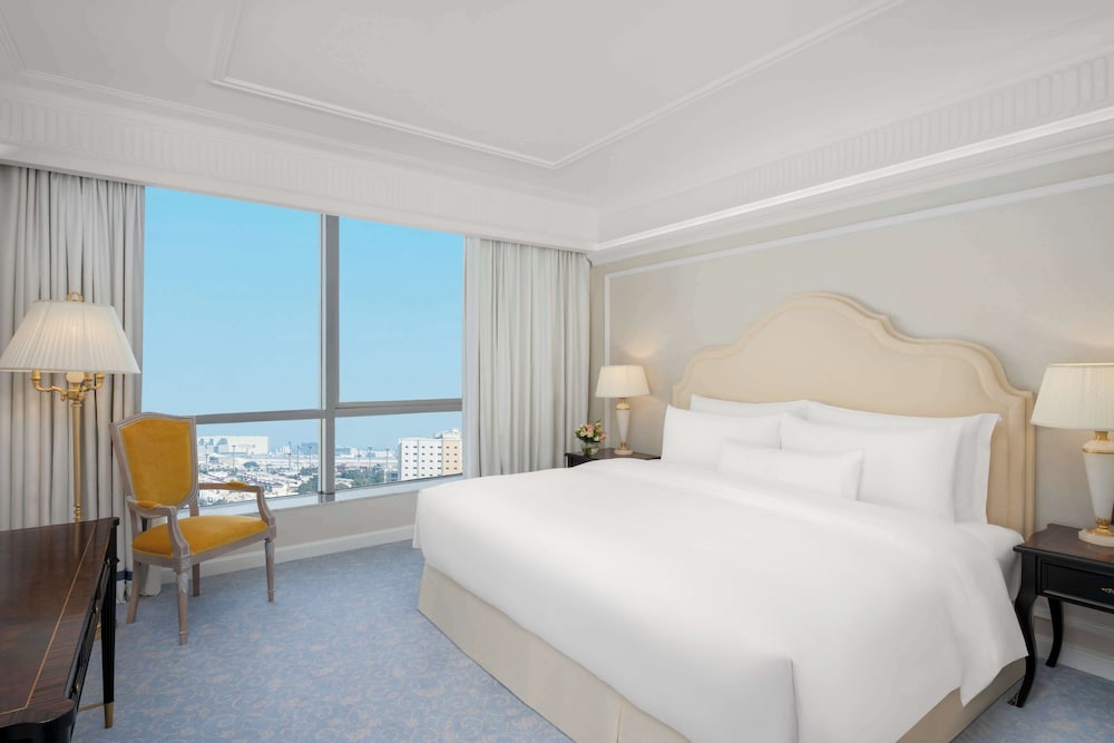DELUXE, KING BED, ACCESSIBLE