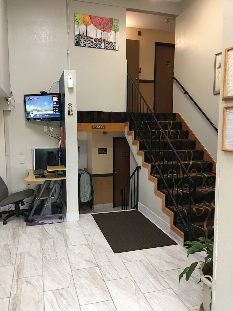 Faribault Hometown Inn & Suites 36/41