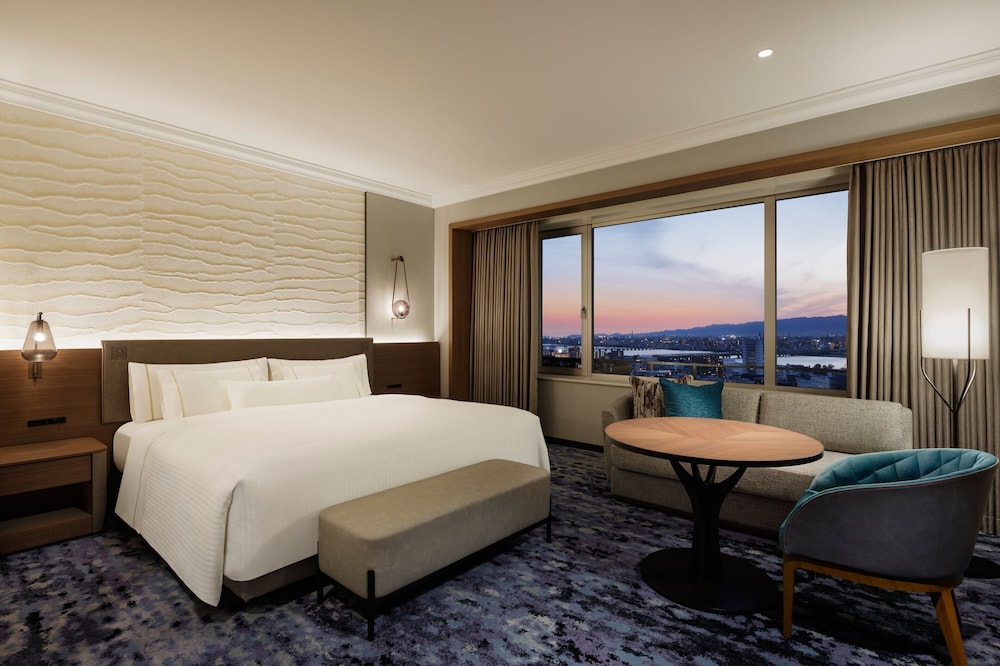 LUXURY, KING BED