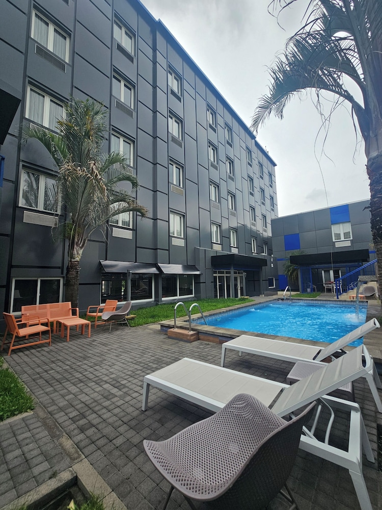 Beverly Hills: Hotel & Business 59/62
