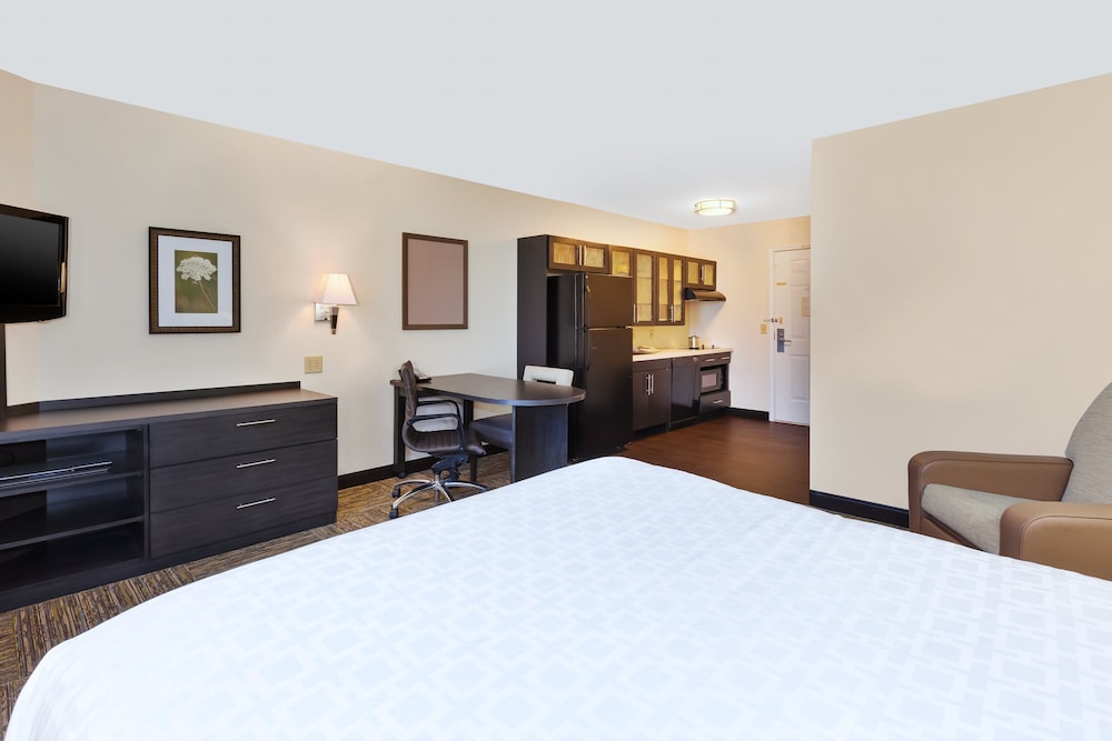 CANDLEWOOD SUITES POLARIS 15/39