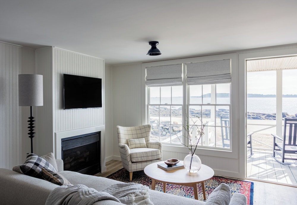 Bluebird Ocean Point Inn 24/47