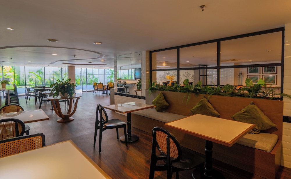 Swiss-Belcourt Bogor (Ex. Horison Bogor Icon Hotel and Convention) 50/58
