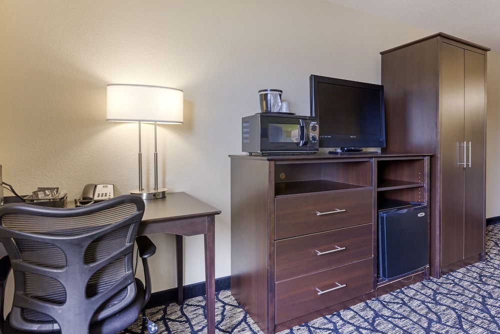 Quality Inn Oshkosh Aviation Park 30/35