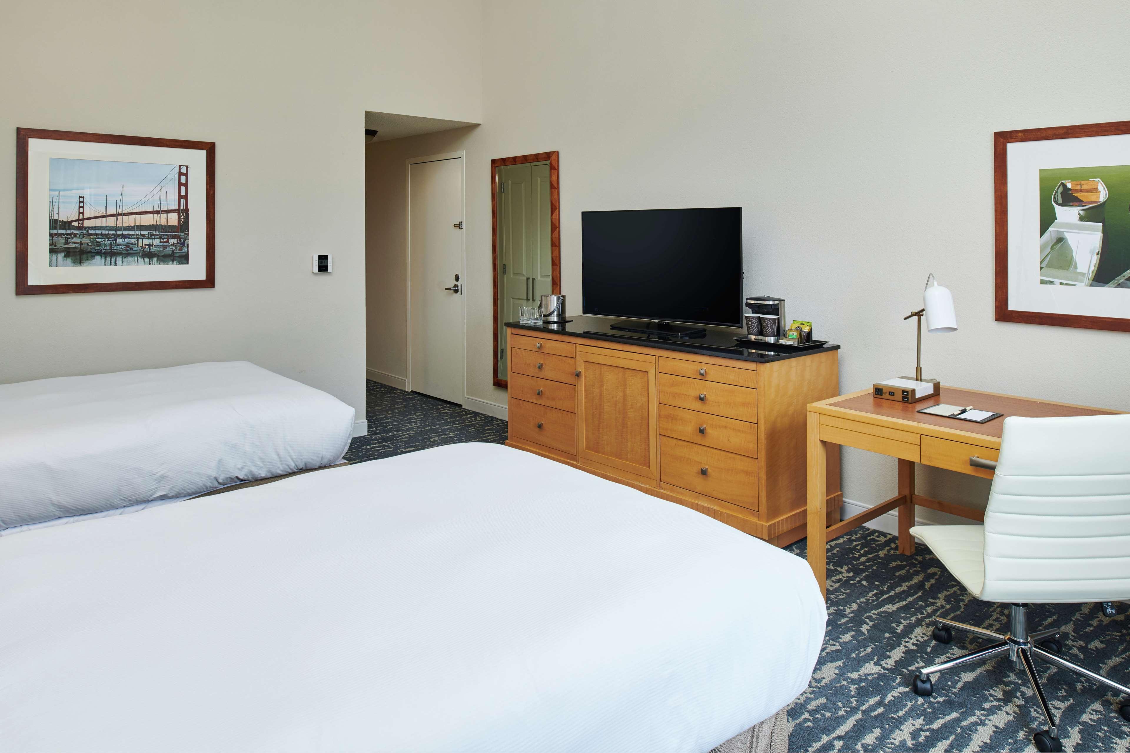 غرفة بسريرين مزدوجين بإطلالة على المرسى بشرفة، DoubleTree by Hilton Hotel Berkeley Marina 2/2