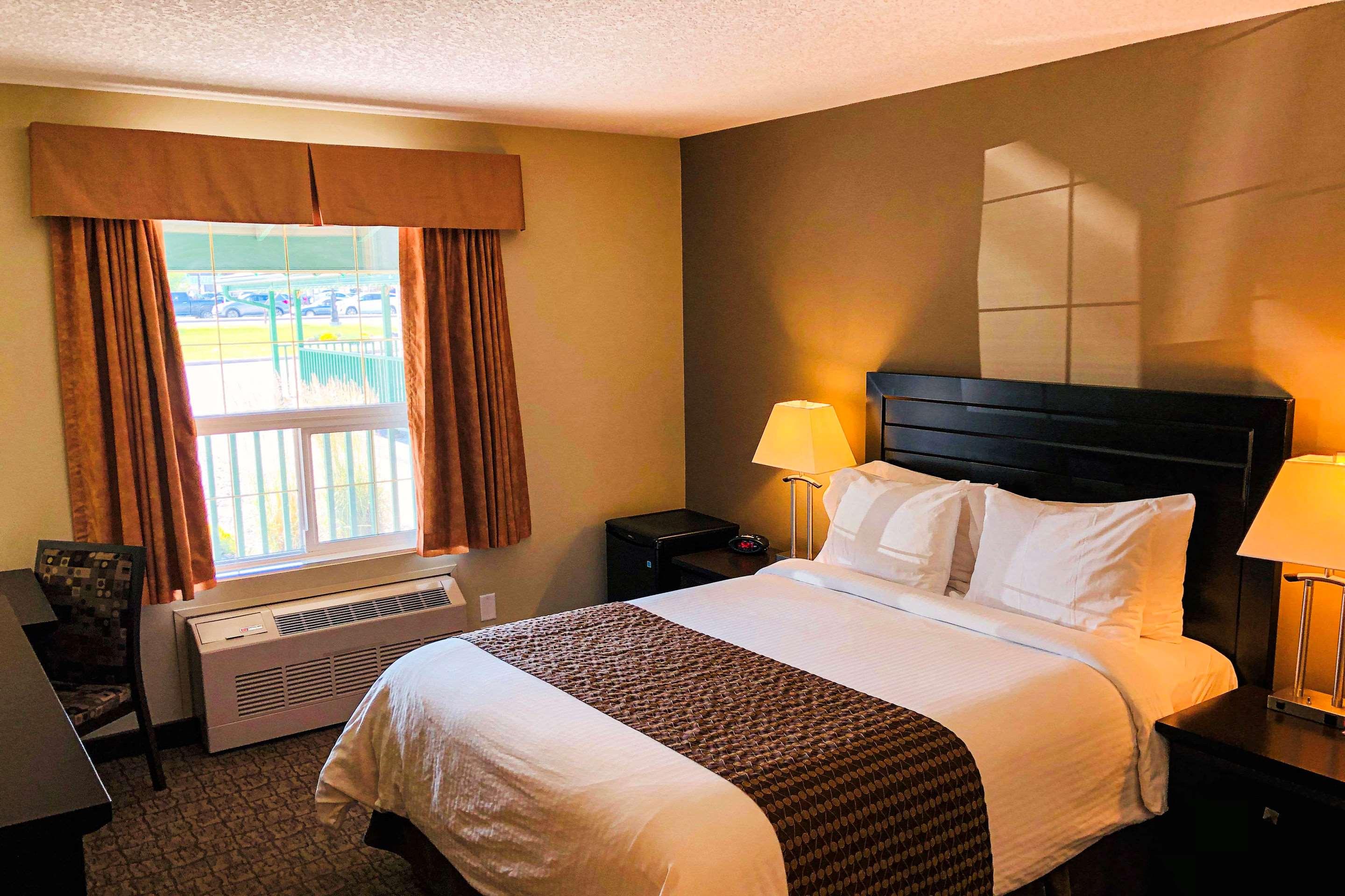 Econo Lodge Okotoks 6/17