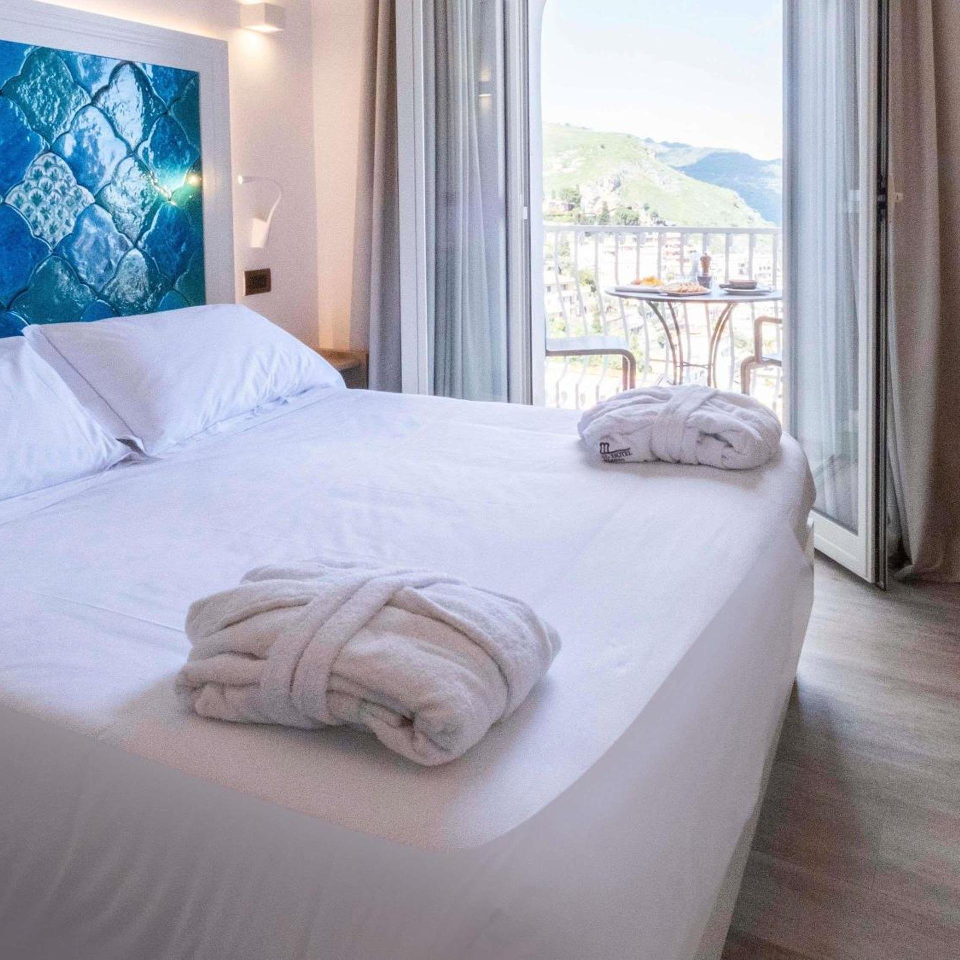 Classic, Queen Bed, Side Sea View 5/7