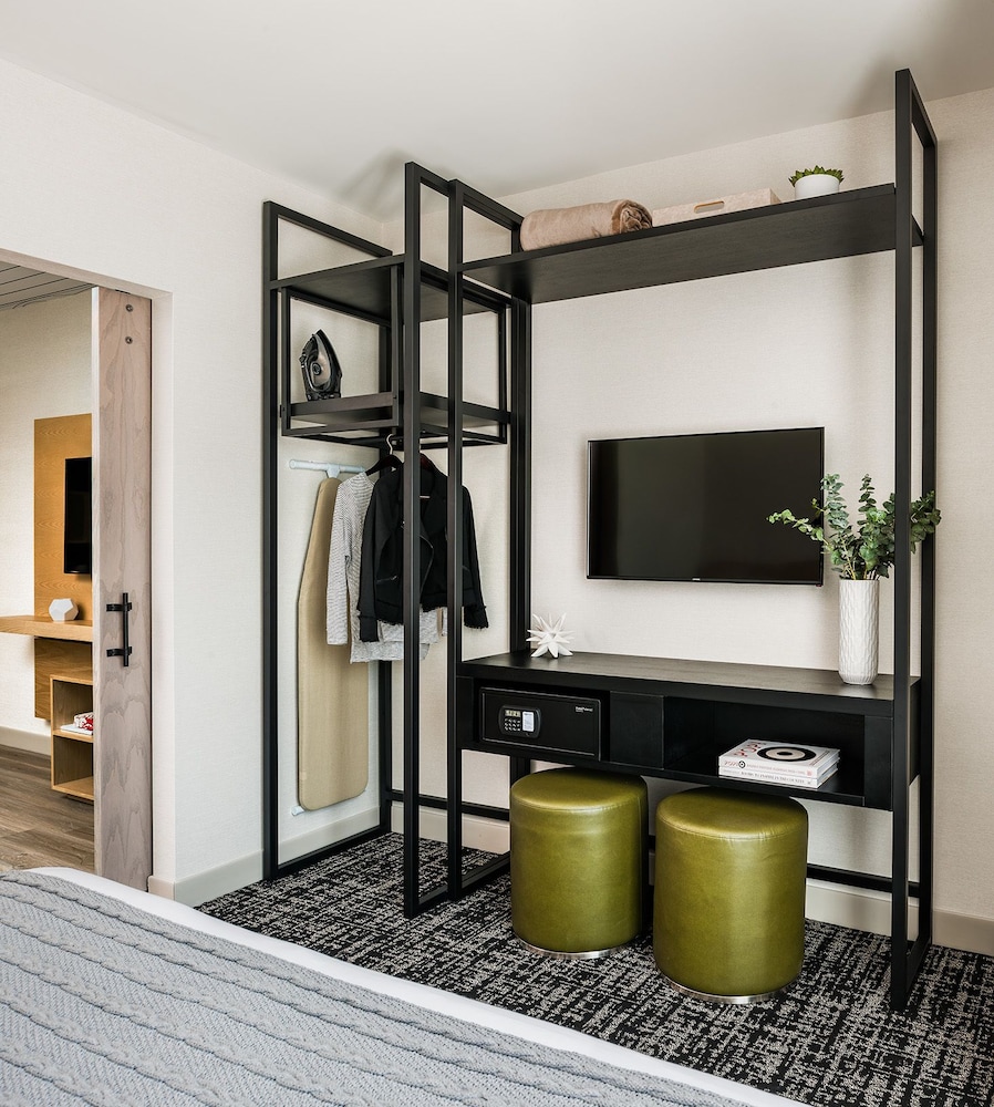 Hotel Zero Degrees Danbury 34/37