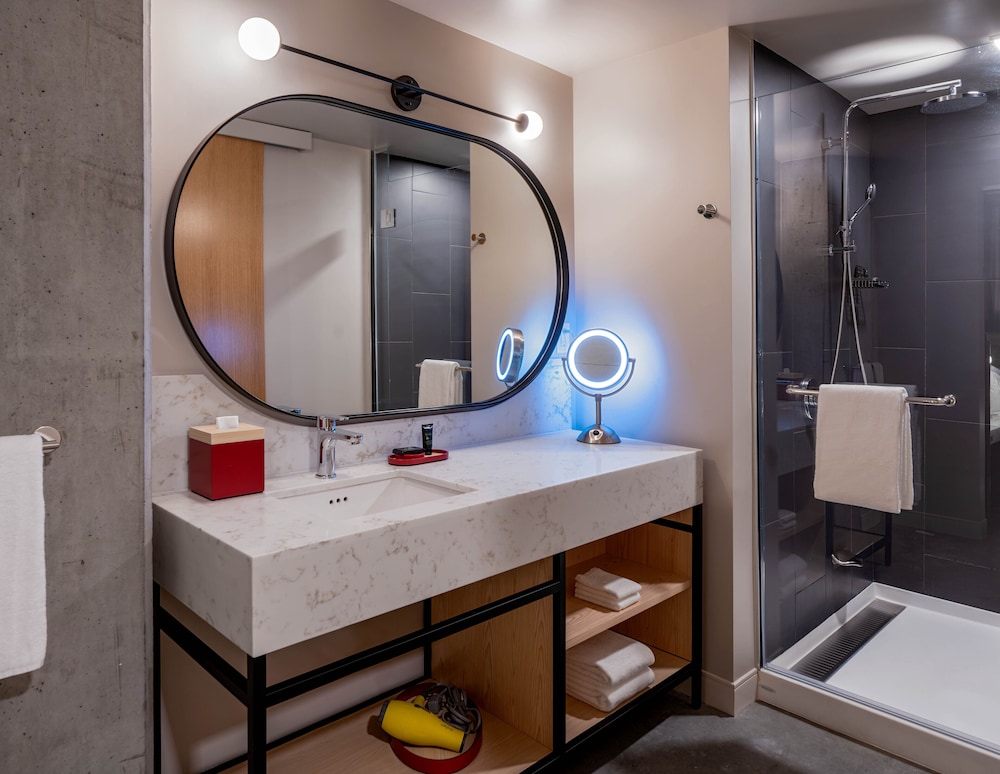 غرفة بسرير كينج لذوي الإعاقة، Hyatt Centric Downtown Portland 4/5