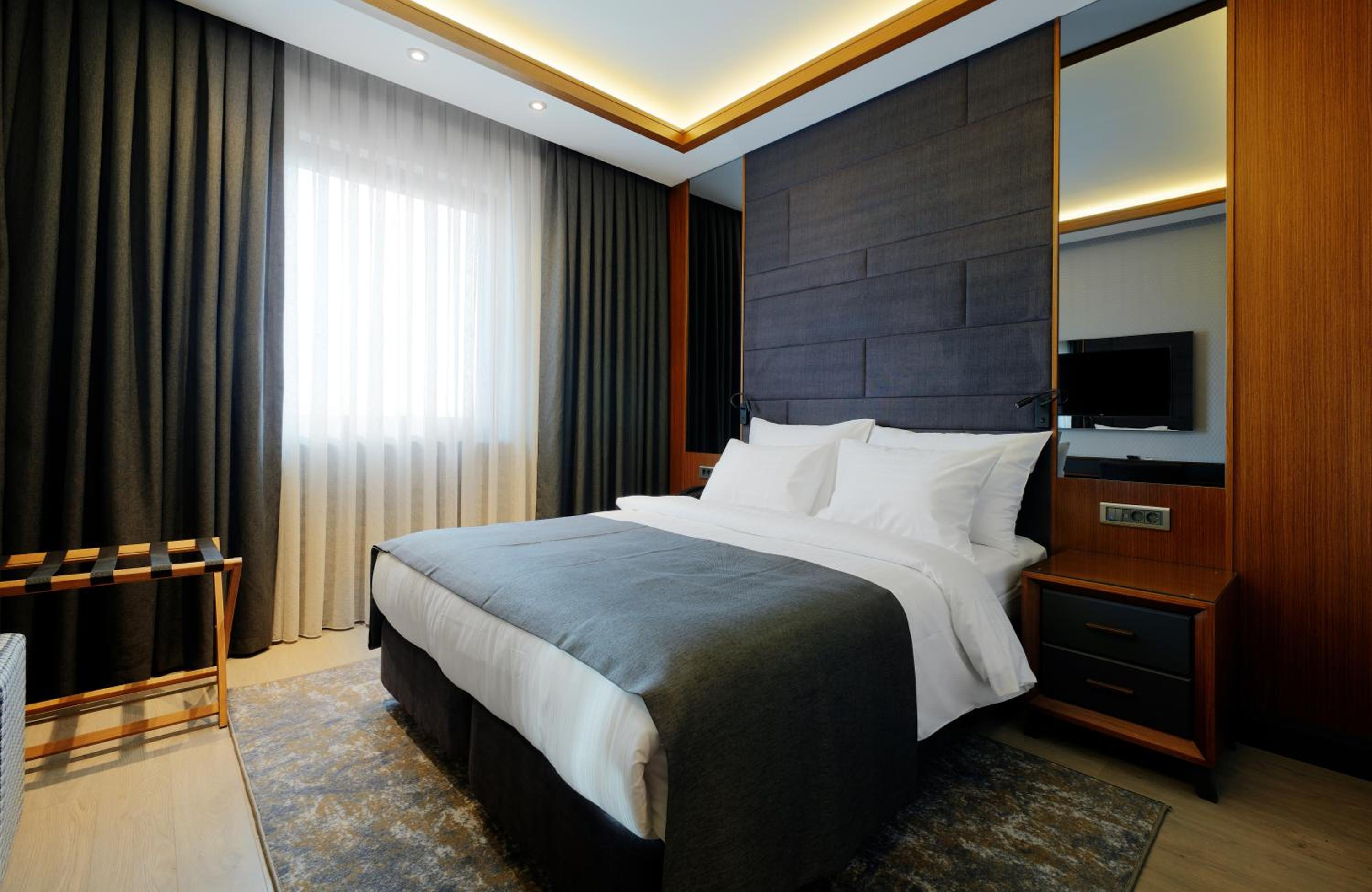 Superior, King and Twin Beds, Square View