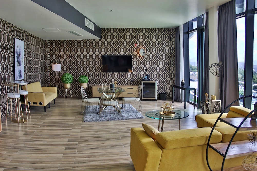 Aloft Ponce 35/50