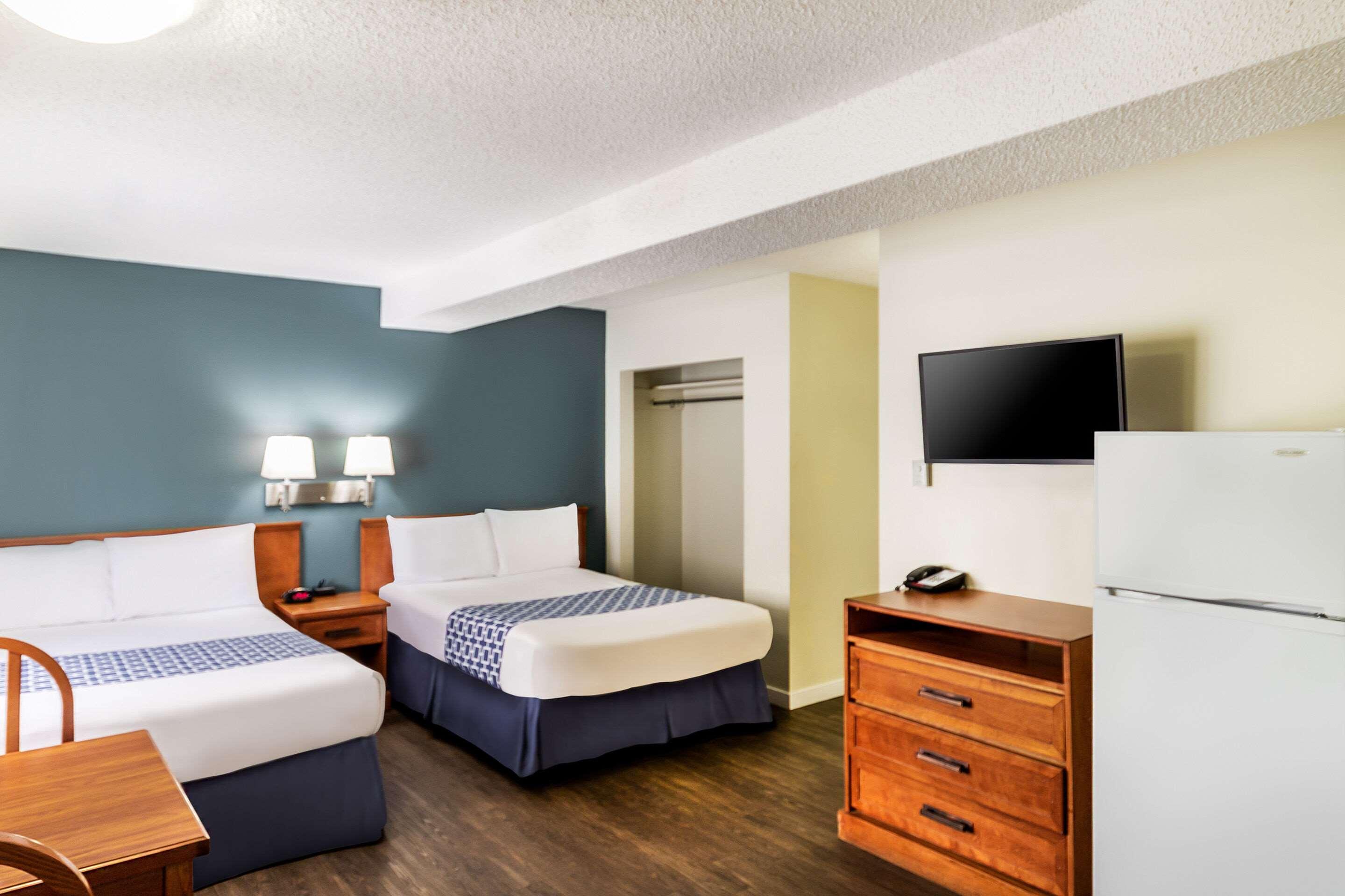 Efficiency, Suite, 3 Double Beds