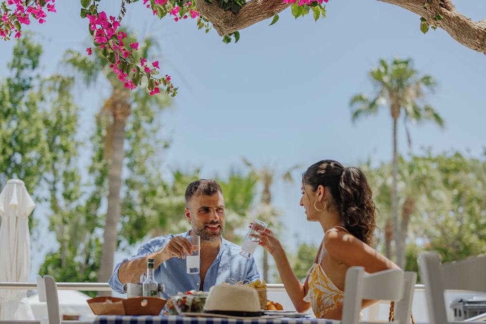 Golden Coast Beach Hotel 7/50