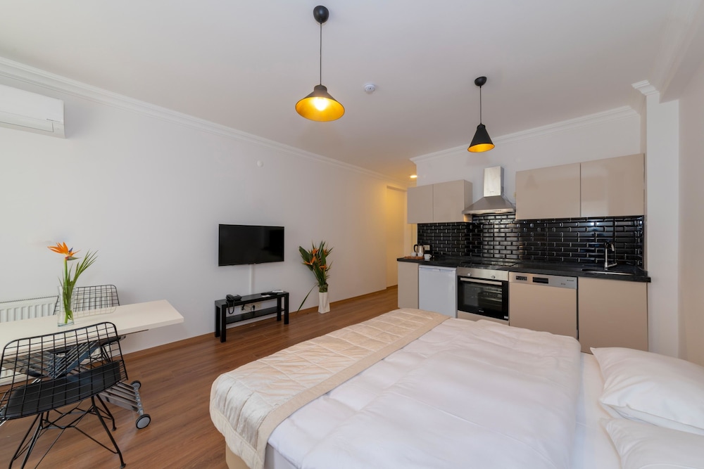 Joy Suites Hotel 10/69