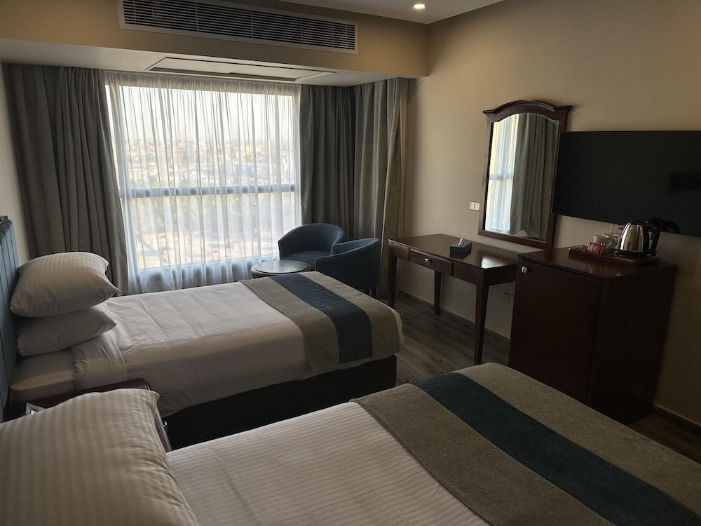 Deluxe, Twin Beds, Pyramids View