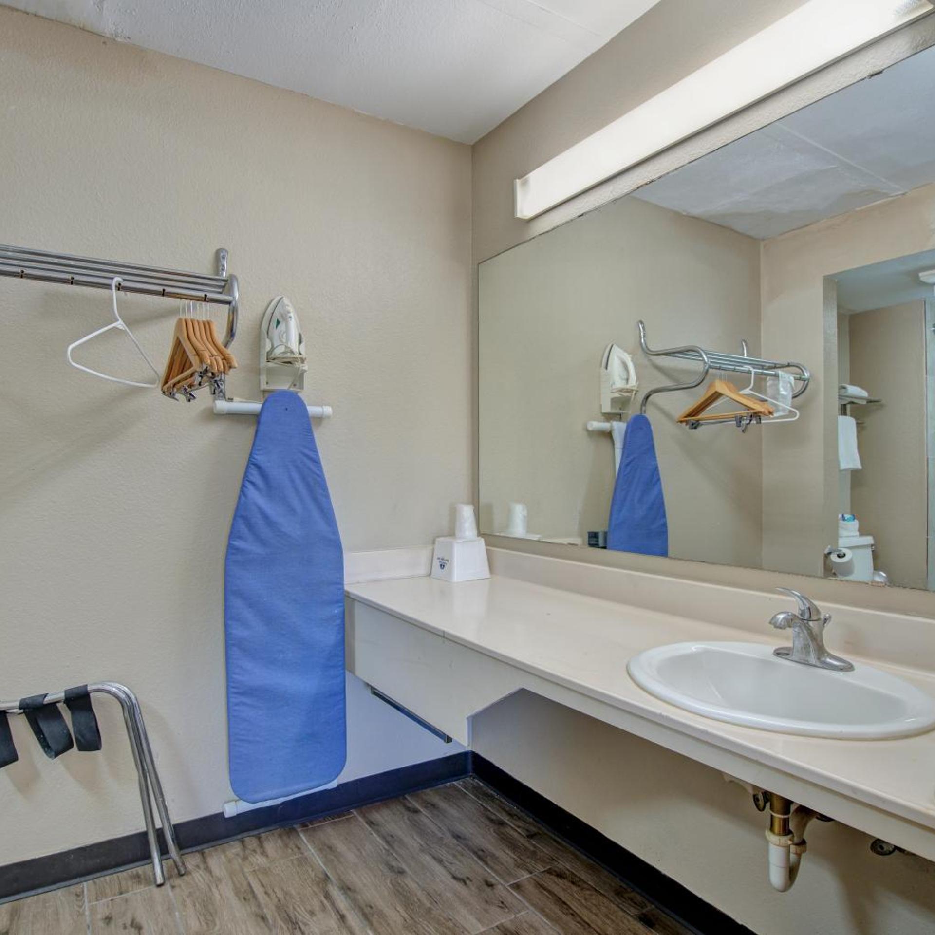 غرفة بسرير كوين لذوي الإعاقة، Americas Best Value Inn Laredo 9/9