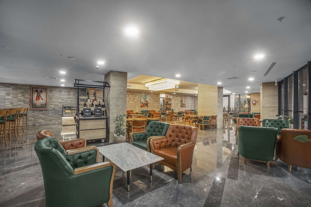 Royal Tulip Hotel and Casino Jewel 33/45
