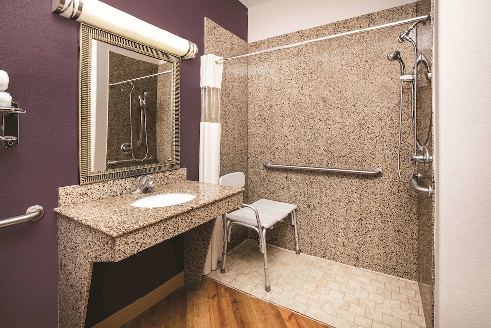 La Quinta Inn and Suites by Wyndham Brownwood 17/37