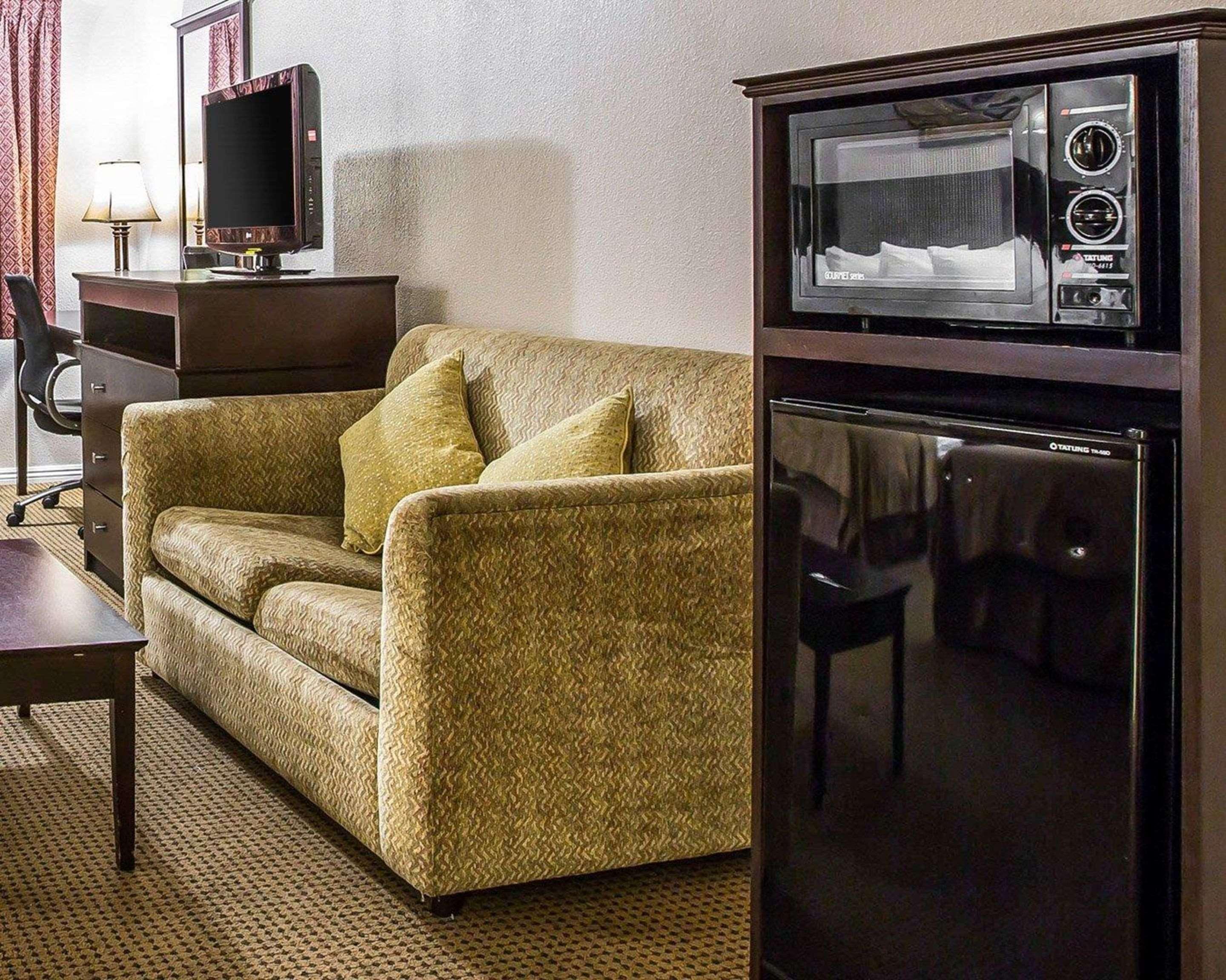 Quality Inn & Suites Thousand Oaks 27/38