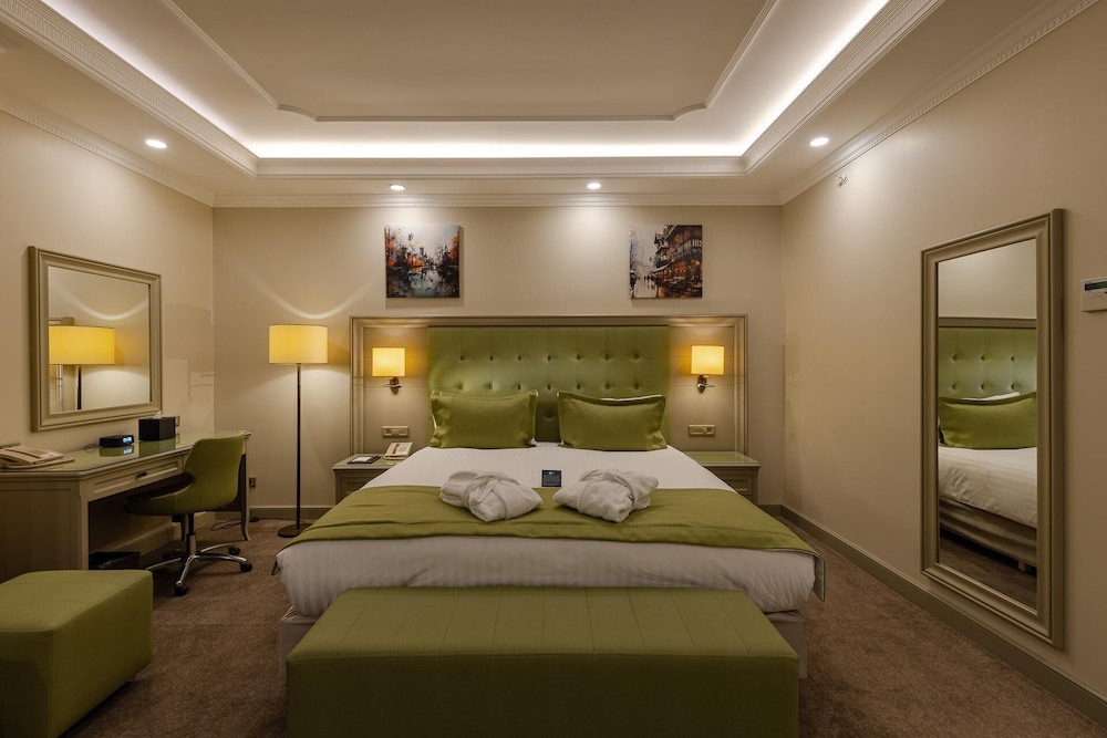 BUSINESS, SUITE