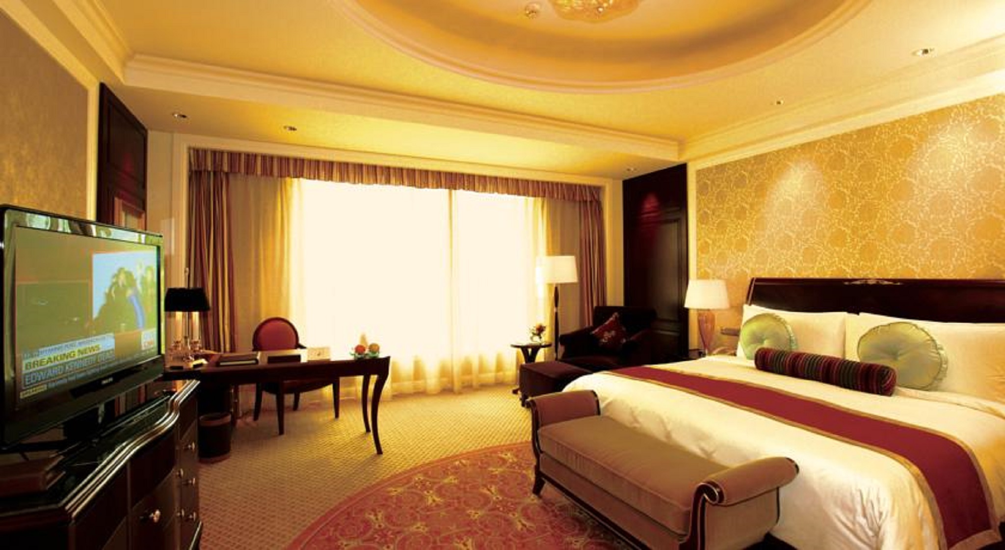 DELUXE KING ROOM