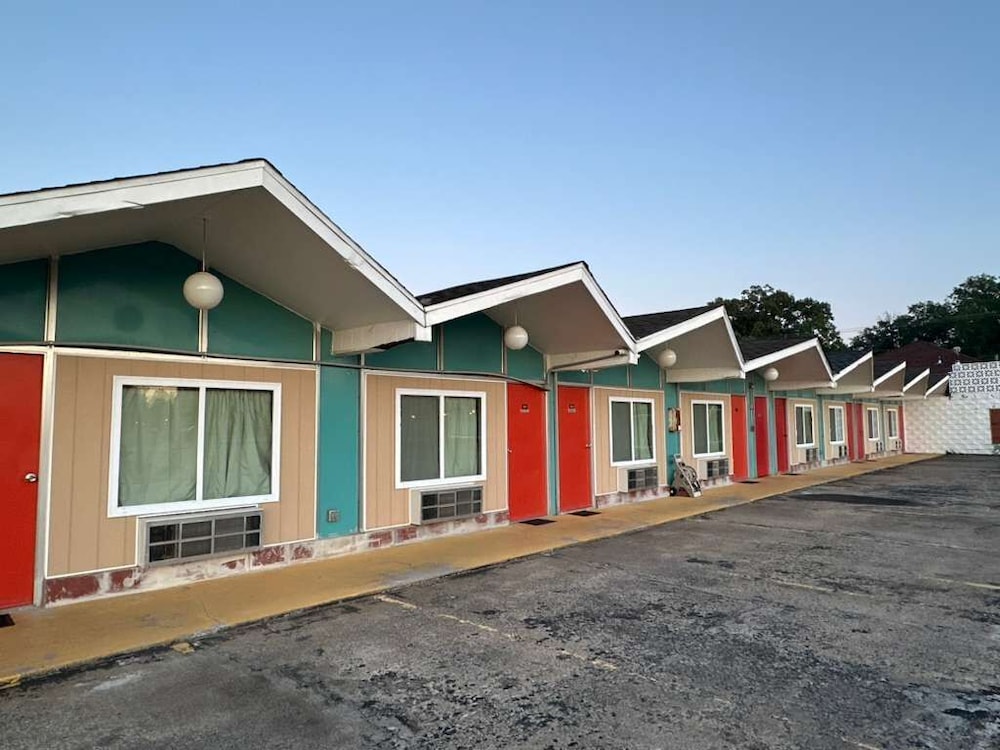 Gray Plaza Motel Benton Rend Lake I-57 in BENTON - IL