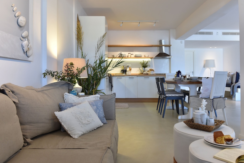 AMBASSADOR LUXURY VILLAS 24/50