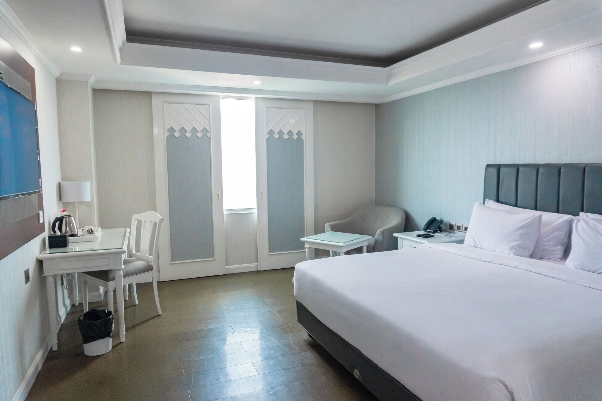 SUPERIOR, QUEEN BED
