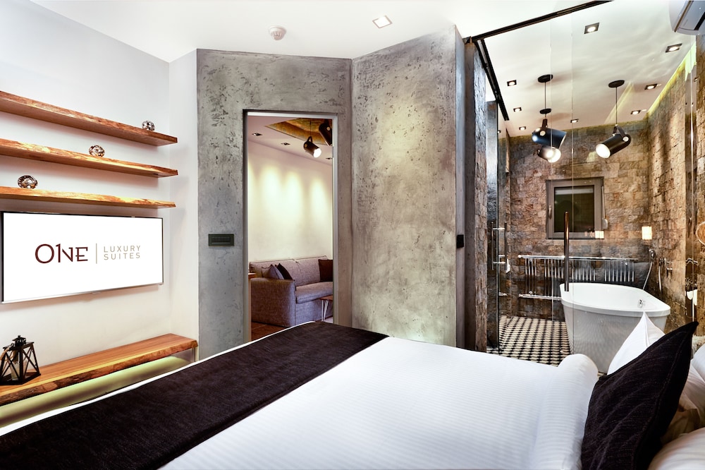 One Luxury Suites 26/72