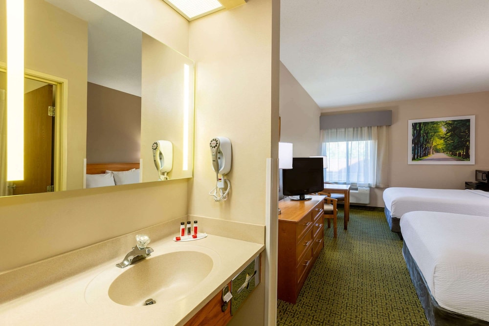 Days Inn & Suites by Wyndham Madison 22/41