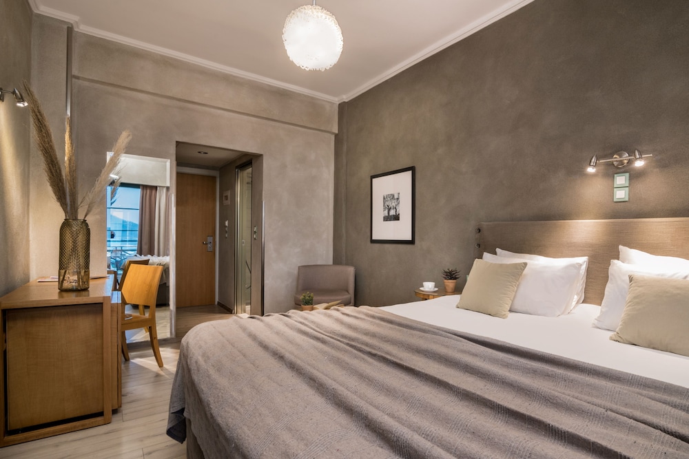 Phoenix Hotel 30/70