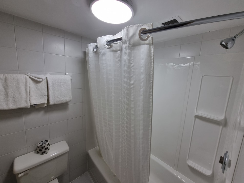 غرفة بسرير كينج، Travelodge by Wyndham Trois-Rivieres 10/10