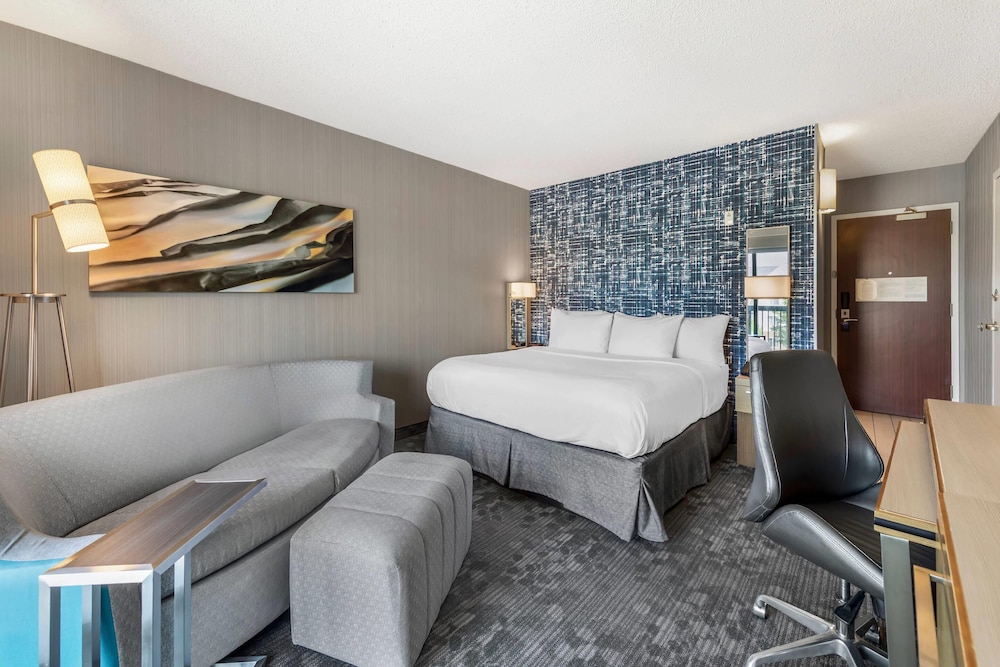 غرفة قياسية بسرير كينج مع أريكة