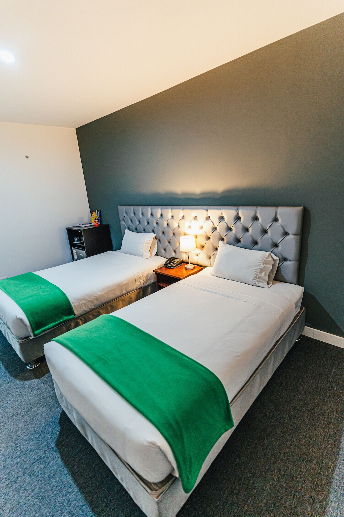 ROOM, DOUBLE BED