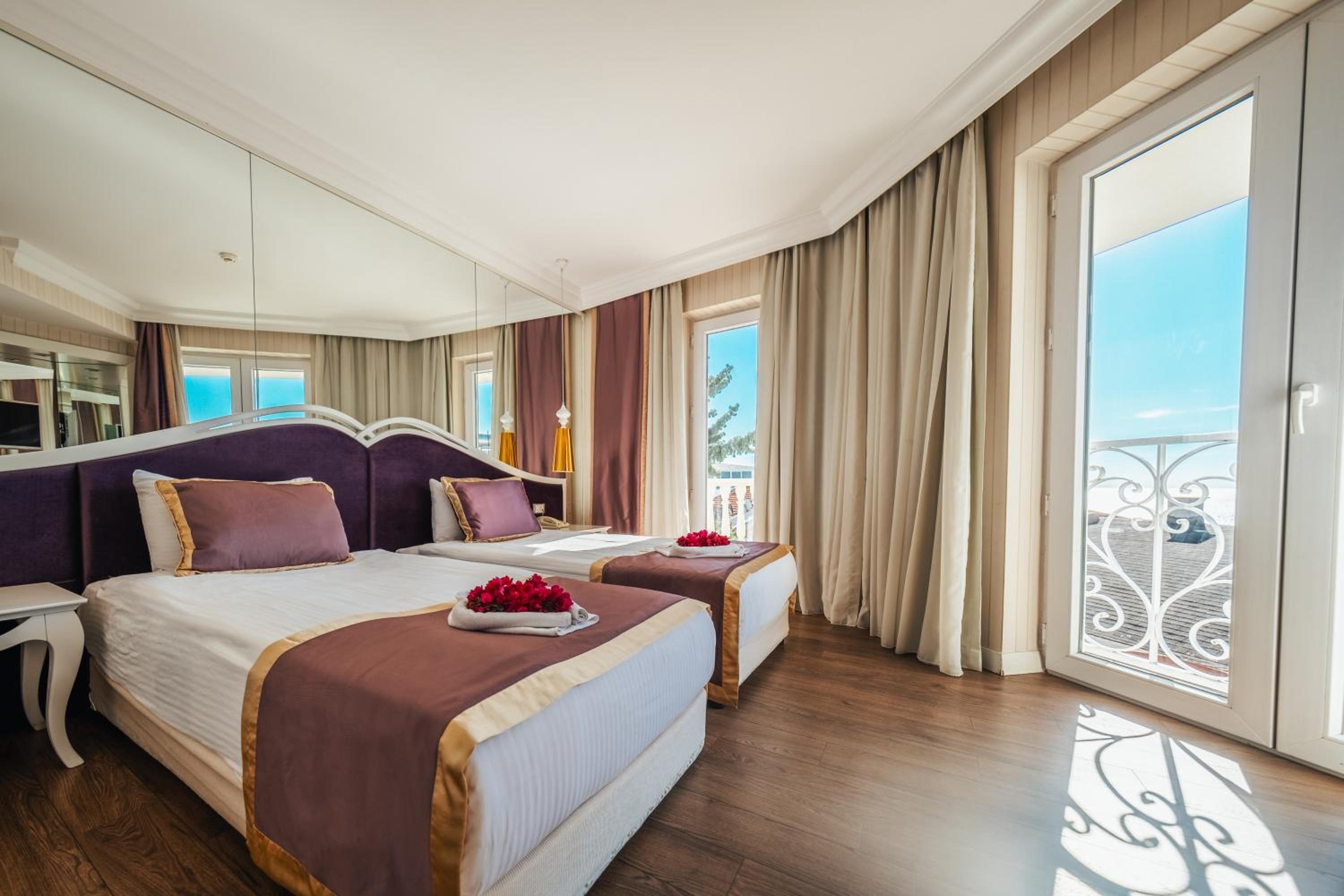 Standard, Side Sea View