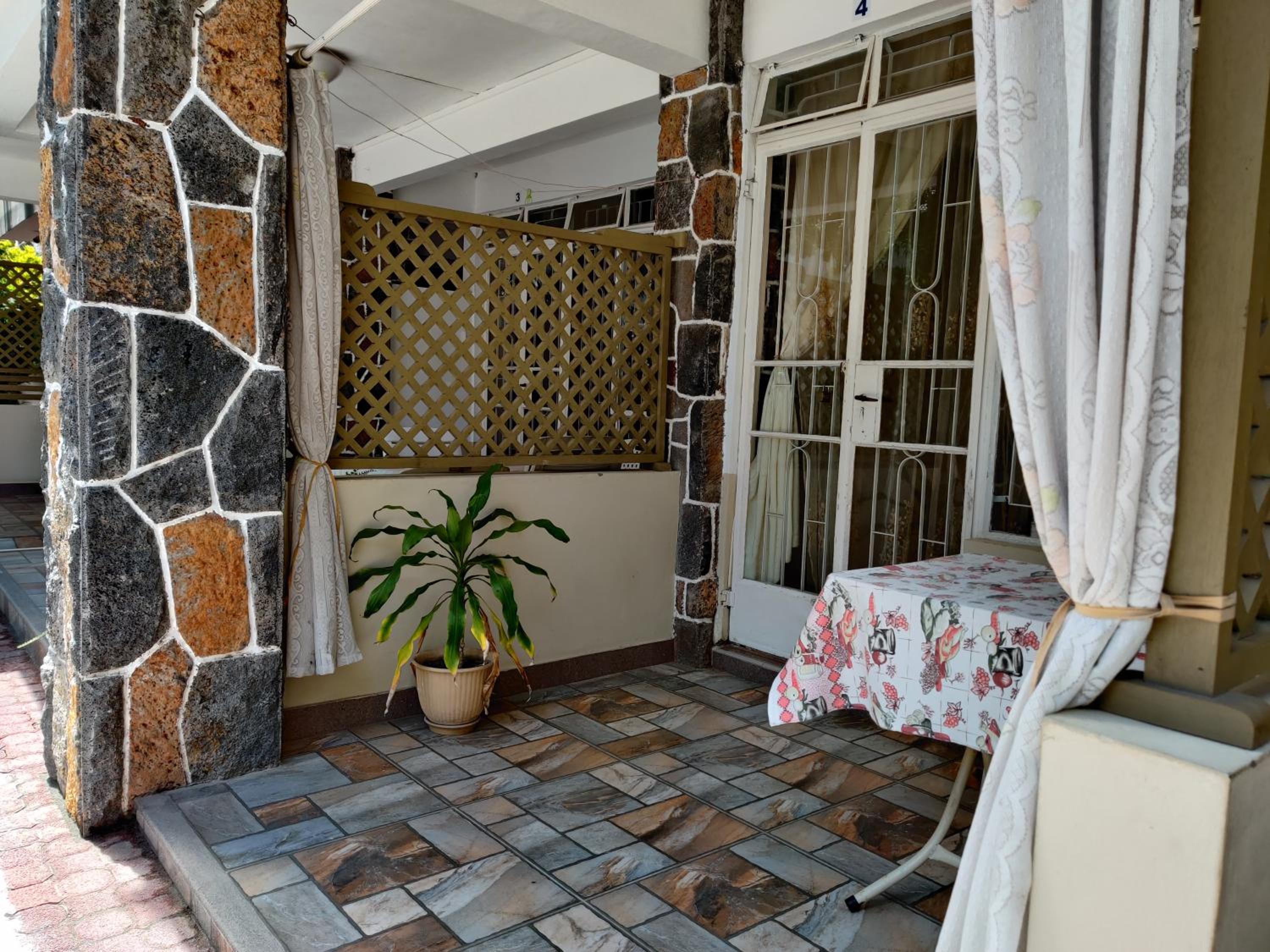 Pereybere Beach Apartments 11/83