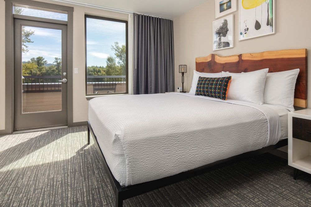 Suite, King Bed, River View, Balcony
