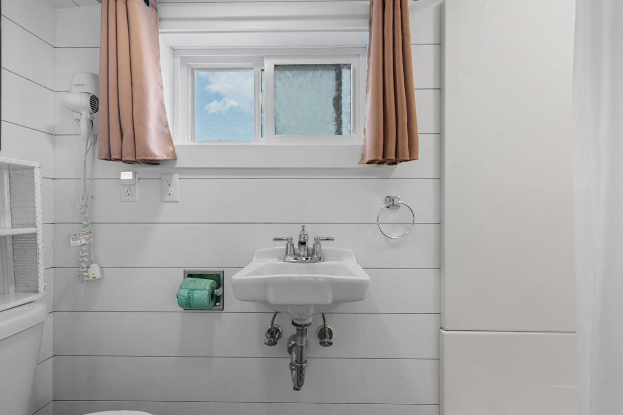 Echo Motel & Oceanfront Properties 22/23