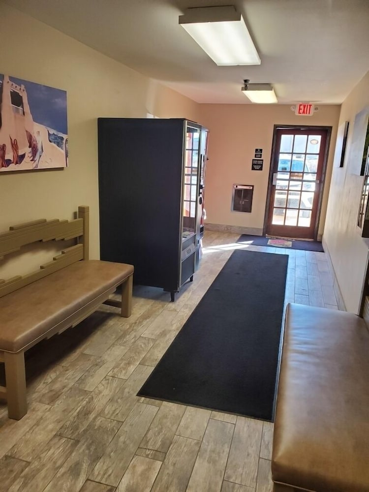 Super 8 by Wyndham Taos 27/33