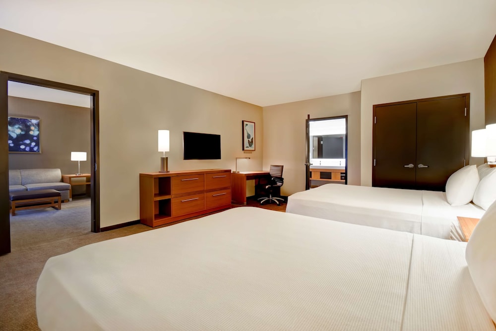 Suite, 2 Queen Beds, Sofa, Accessible
