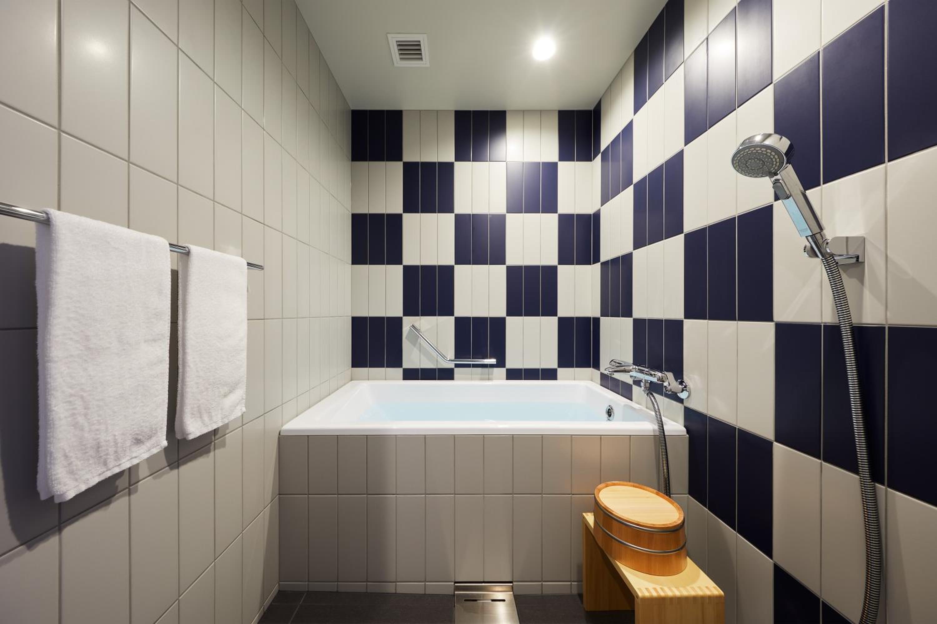 غرفة بسريرين منفصلين بحمام خاص، Hoshino Resort BEB5 Karuizawa 4/4