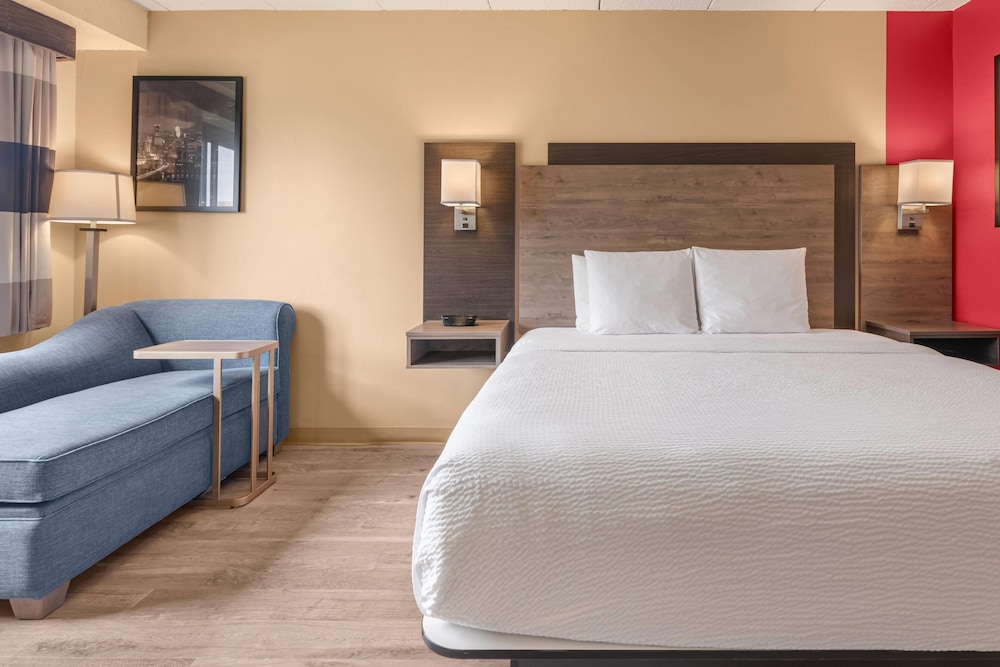 غرفة ديلوكس مفردة بسرير كينج مع أريكة، Ramada By Wyndham Minneapolis Golden Valley 3/5