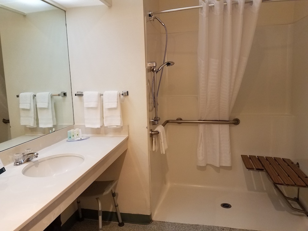 Quality Inn & Suites Bainbridge Island 57/62