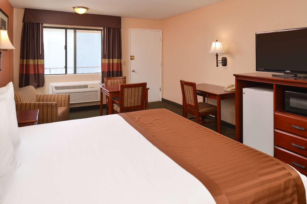 جناح بسرير كينج بحوض جاكوزي، Americas Best Value Inn & Suites-East Bakersfield 2/3