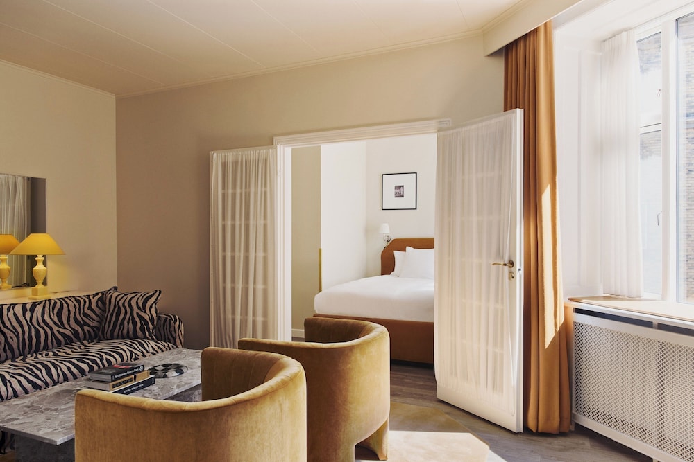 Coco Hotel 24/43