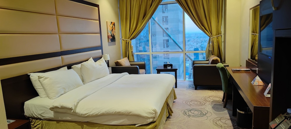 DELUXE, KING BED