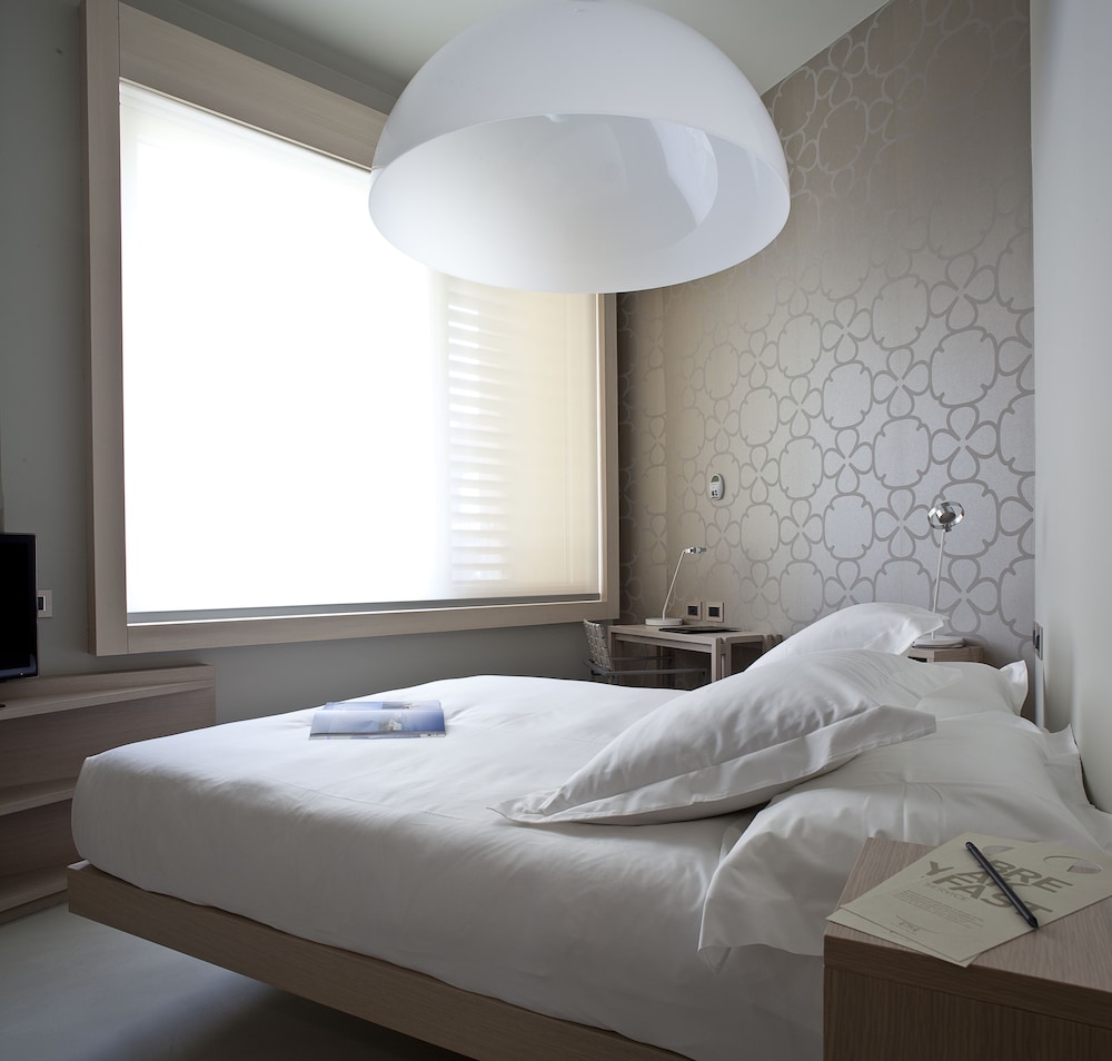 NU Hotel 24/38